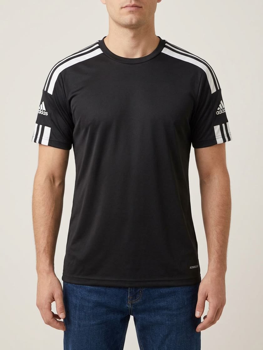 En modelo con IA: la misma camiseta puesta en un modelo